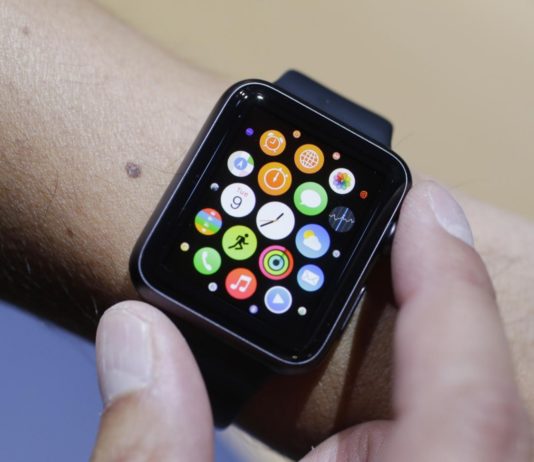 Годинник Apple Watch дозволяв прослуховувати користувачів